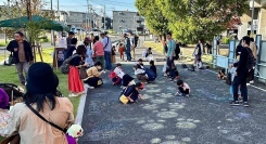 道路にお絵描きし放題！埼玉県戸田市で開かれた「TODAハロウィンフェス」のアウトドアチョークアートイベントに、仮装キッズら約1000名が参加