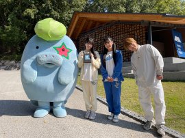 左から マナやん(新屋島水族館公式キャラクター)・工藤理子(STU48)・川又優菜(STU48)・おばたのお兄さん 左から マナやん(新屋島水族館公式キャラクター)・工藤理子(STU48)・川又優菜(STU48)・おばたのお兄さん