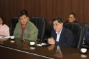 人材派遣などの連携協力を要請するセサンテ市長（右）