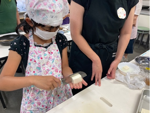 こども食堂で子どもたちが「ミルクもち」づくり