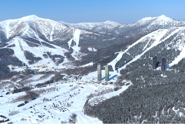 【トマム】標高1,088ｍから雪山の絶景とシャンパンを優雅に堪能できる「絶景シャンパンテラス」オープン｜期間：2024年3月1日～31日