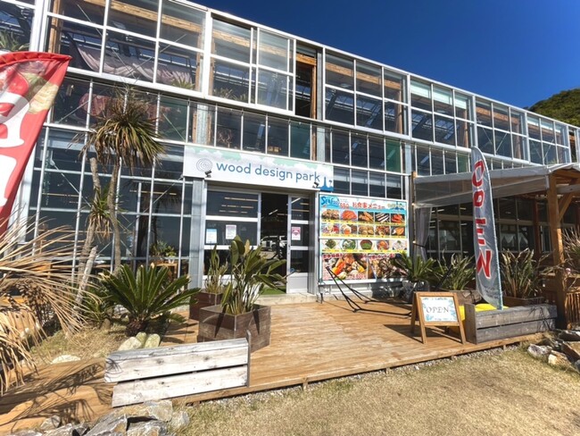 愛知県美浜町に位置する《海を観ながら牡蠣小屋》で寒い冬に「牡蠣のガンガン焼き」で体の芯まで温まる。【WOOD DESGIN PARK野間】