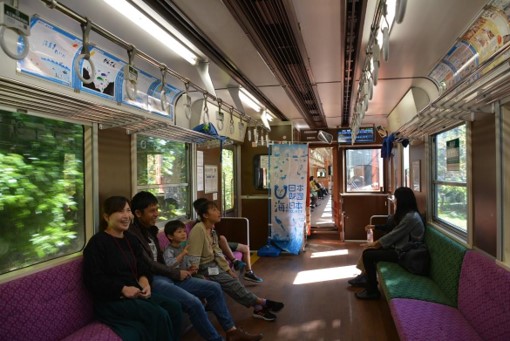 海なし県から海をPR！岐阜県の小学生が描いた“理想の海”を明知鉄道の車両内に展示！