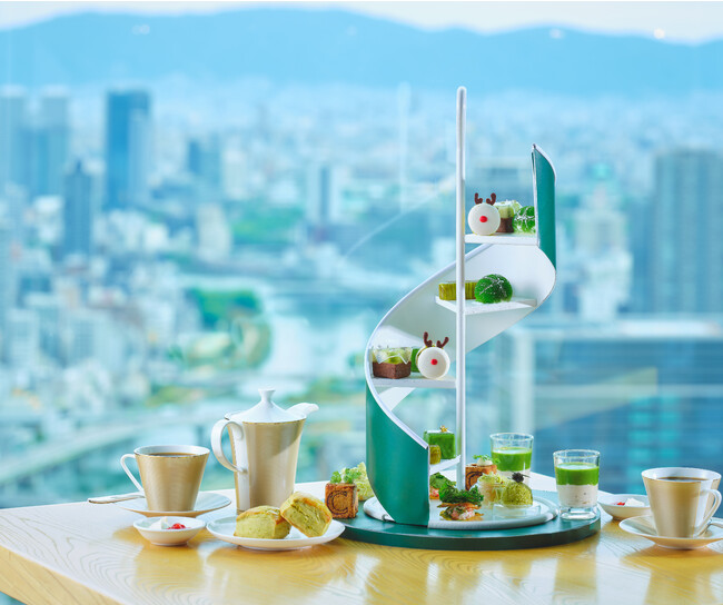 グリーンを基調に、トナカイやクリスマスをイメージした「MAJESTIC GREEN」ホリデーアフタヌーンティー