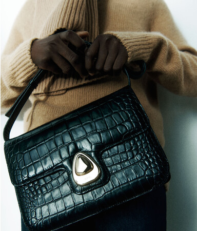 ＜A.P.C.＞ Play with styleをテーマに、先行発売の新作バッグや冬小物など伊勢丹新宿店にて11月22日(水)から11月28日(火)までPOP UP SHOPを開催。