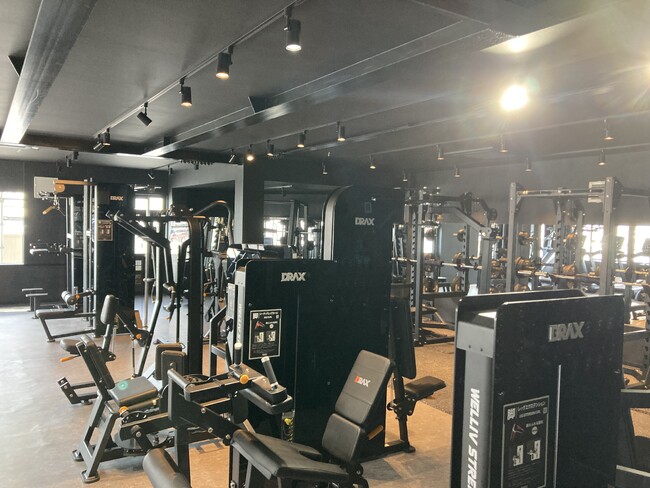 24時間営業・年中無休マシン特化型フィットネスジム『ワールドプラスジム 倉敷広江店』が2023年11月26日(日)10時、岡山県倉敷市にオープン