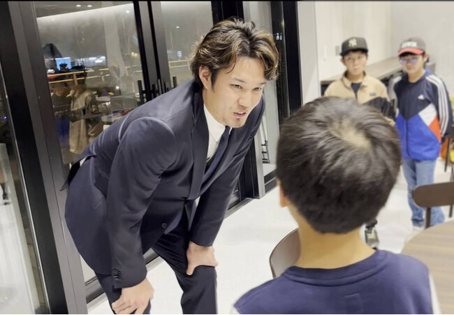 医誠会国際総合病院が『藤浪晋太郎選手チャリティートークショー』を開催。藤浪選手が入院患者やトークショー参加者の子ども達と触れ合い、勇気を与え、勇気を貰う