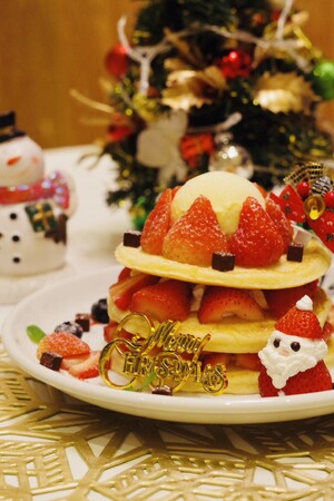 【カフェ・カイラ】ハワイに本店を構える大人気カフェ・カイラが、12月1日より「クリスマス限定パンケーキ」を販売開始！