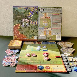 手札カードは約2mmと一般的なボードぐらいの厚みで竹簡風のデザイン(画面左)、金の箔押しパッケージなど 手札カードは約2mmと一般的なボードぐらいの厚みで竹簡風のデザイン(画面左)、金の箔押しパッケージなど