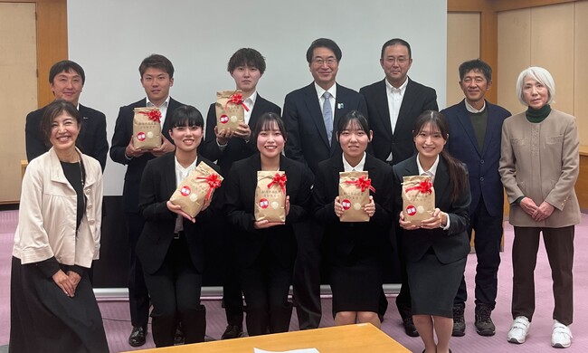 大学生視点で「新潟米」の魅力を発見・発信『N-tive「ふるさと納税返礼品」魅力向上プロジェクト』約3ヶ月間取り組んだ活動の成果を新潟市長に報告。