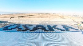 「OSAKA」の文字に並べられた太陽光パネル 「OSAKA」の文字に並べられた太陽光パネル