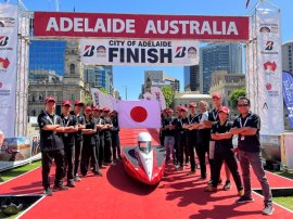 アデレードでゴールした工学院大学ソーラーチーム アデレードでゴールした工学院大学ソーラーチーム