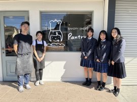 パン屋Pantryさんのオーナーご夫妻と本校生徒 パン屋Pantryさんのオーナーご夫妻と本校生徒