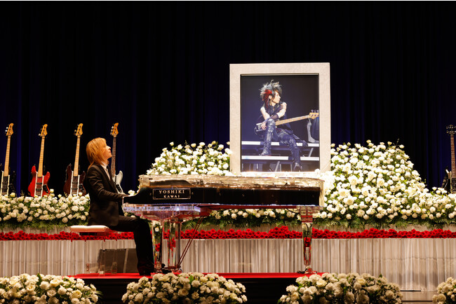 X JAPAN HEATHの献花式にファン1万人が参列　YOSHIKIが「ENDLESS RAIN」を演奏し涙の別れを告げる