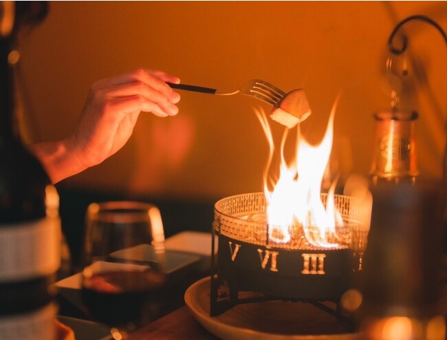 【クロスホテル札幌】札幌駅徒歩5分、ホテル前庭の焚火専用テントで、卓上焚火で楽しむ「マチナカTAKIBI BAR」登場