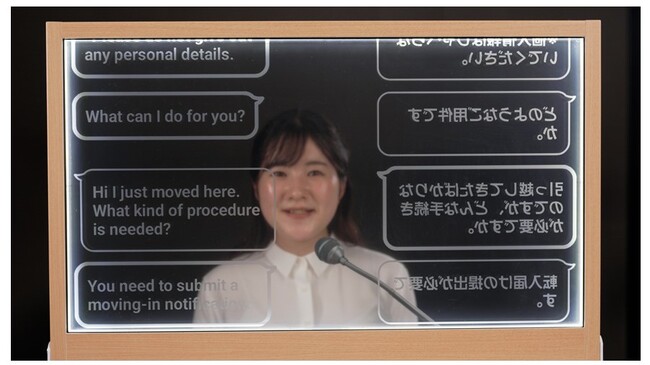 TOPPAN、窓口向け翻訳対応透明ディスプレイ「VoiceBiz(R)UCDisplay(R)」が流通小売業界で初採用