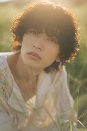 WATWINGの鈴木曉、初写真集を発売!