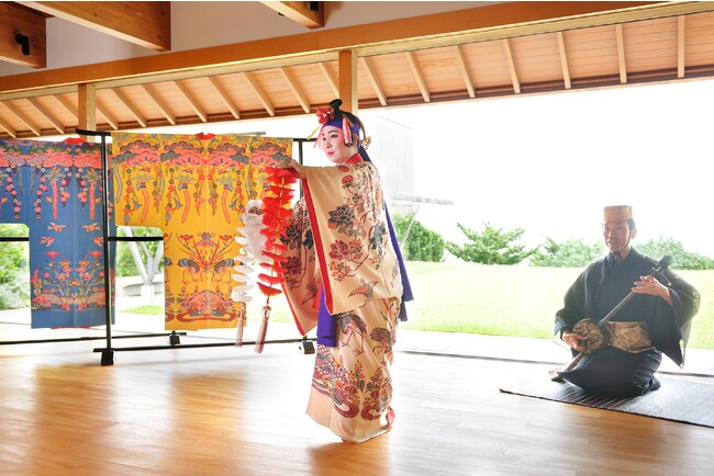 【星のや沖縄】琉球王朝時代の交易と沖縄の自然が育んだ、伝統工芸品「紅型」の奥深い魅力に触れる「琉球紅型滞在」開催｜期間：2024年3月1日～5月31日