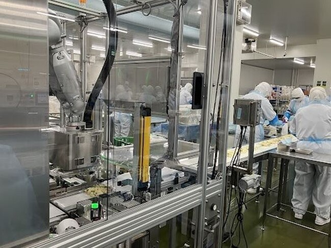 惣菜用ふた閉めロボットを安川電機と共同開発。キユーピーグループの惣菜工場にて11月末より実運用を開始