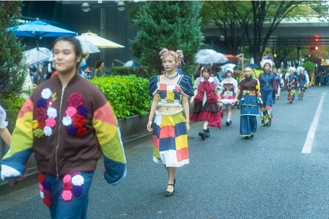 都庁前でストリートファッションショーを開催！２００名の学生がファッションとメイクで街を彩ったダイジェスト動画を公開