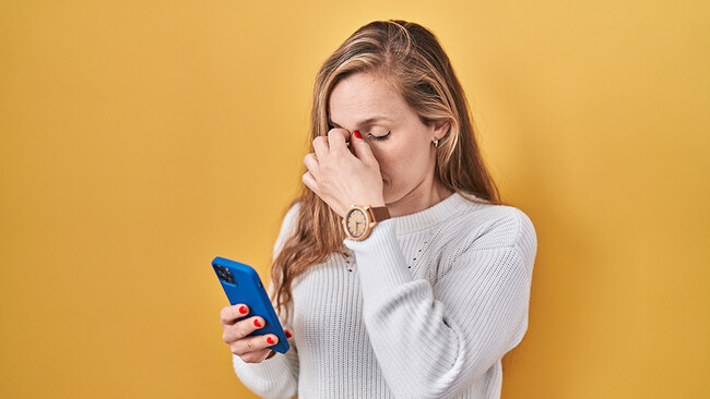 最近目の疲れ実感した人は69％、老眼世代の50代は76％　4割は「スマホ依存症」と自覚、20代は6割と多数