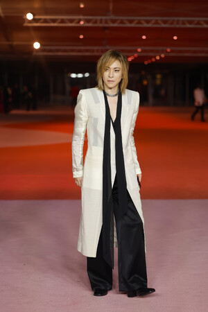 YOSHIKI　ハリウッドのレッドカーペットに登場　日本人として唯一アカデミーガラに出席