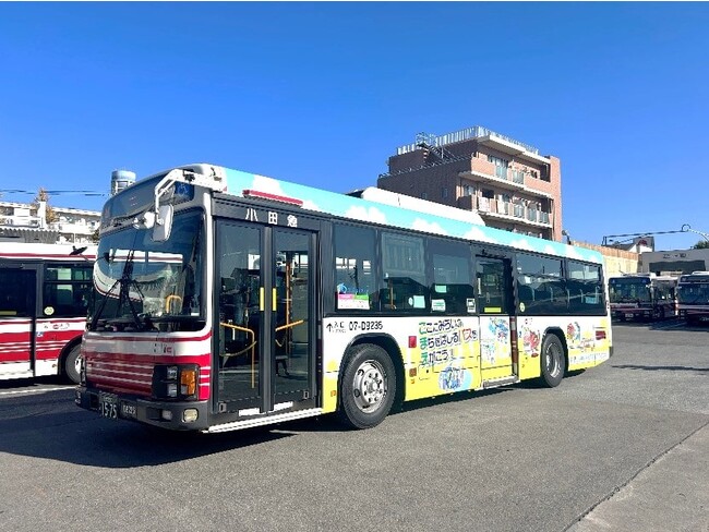 狛江市内の小学生が自由に発想し、描いた“未来のデザイン”が都内を走る！　１２月１０日、ラッピング車両「わたしの考える未来のバス」運行開始