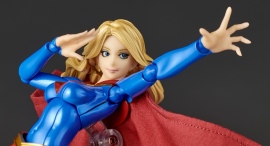 赤いマントを翻らせて、スーパーガールがアクションフィギュアで登場！