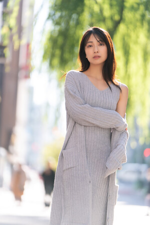 女優・小島梨里杏、「大人の恋」をテーマに大胆な撮影に挑んだ卓上カレンダーが発売決定!