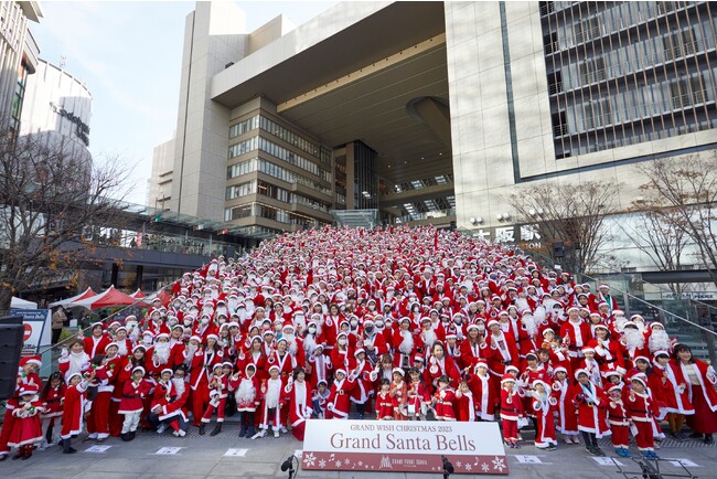 4年ぶり開催！参加者約1,000人が、サンタクロースに扮してハンドベル演奏！グランフロント大阪 「Grand Santa Bells（グランサンタベル）」