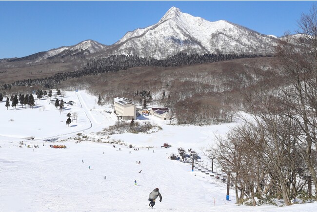 西日本でもトップクラスの雪質と雪量が自慢　休暇村奥大山「鏡ヶ成（かがみがなる）スキー場」２０２３年１２月２３日（土）オープン　オープン当日は午後から運行するリフト代が無料！