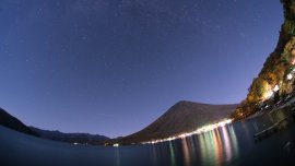 星が煌めく日光国立公園中禅寺湖と男体山