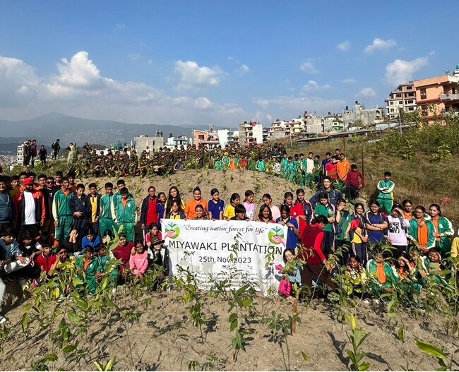 ネパールで社員も参加し約300人が8,000本の苗木を植樹　～1999年から20年以上続く山田養蜂場の植樹活動～