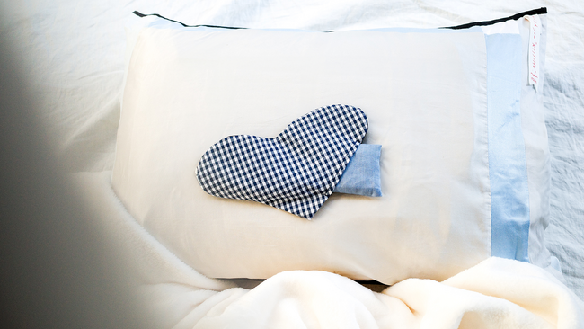 冬にぴったりな、ハート型の「小豆のホットアイマスク」。本当に欲しいものを考えたら つくる人、その物、つかい方。どれもが持続可能になりました