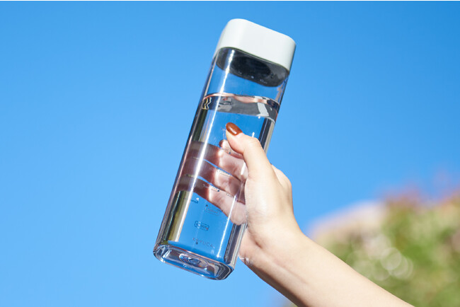 水分を摂り忘れがちな冬にぴったり！ スリムな四角形状で持ち運びも収納も楽々メモリ付きで無理ない水分補給と、“セルフコントロール”をサポートする「Luart四角いウォーターボトル480」が登場