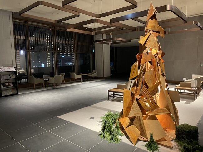 【ホテルヴィスキオ富山】行き場のない富山の端材を再利用　クリスマスツリーの展示について