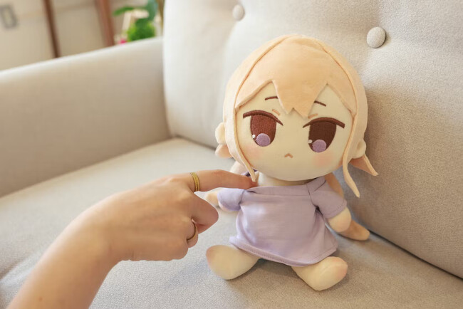 【SNSで人気】海老原べにこさんのオリジナルキャラクター「ほっぺがもちもちな妹ちゃん」が初めてのぬいぐるみ化！