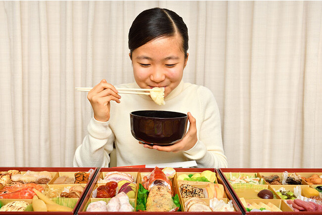 【調査結果】小中学生の年末年始の過ごし方では、半数以上がおせち料理を「毎年食べる」と回答、楽しみにしていることは「お年玉」が74％でトップ
