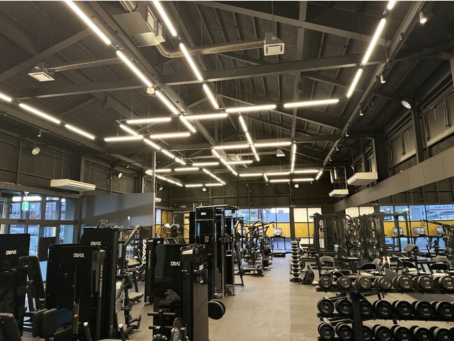 24時間営業・年中無休マシン特化型フィットネスジム『ワールドプラスジム 鳥取商栄店』が2023年12月18日(月)11時、鳥取市商栄町にオープン
