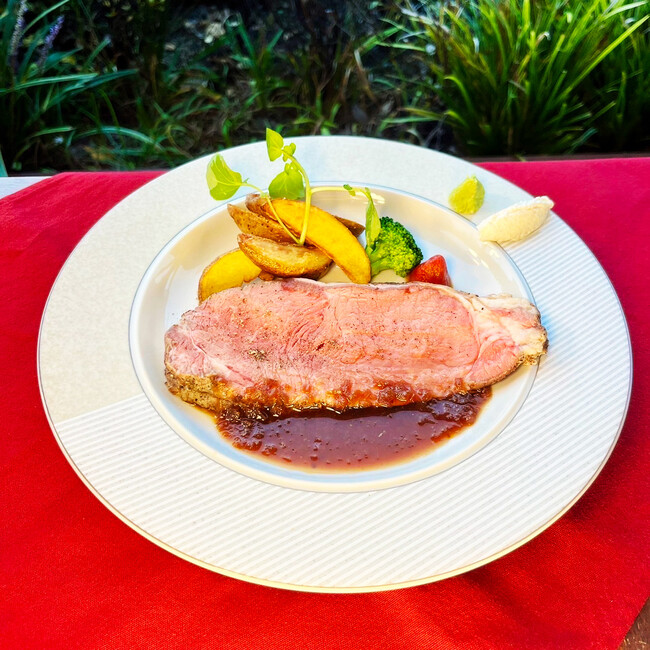 【名古屋市中区・久屋大通公園】クリスマスコース早期予約特典！12月17日(日)までにクリスマスコースご予約で「ローストビーフ」に黒トリュフスライスのトッピングサービス｜エロイーズカフェ名古屋店