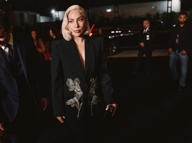 【Alexander McQueen】レディー・ガガ：映画「マエストロ」のロサンゼルスプレミアにてアレキサンダー・マックイーンを着用。