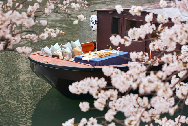 【星のや東京】貸切舟で桜の絶景を眺めながら、特製花見重を堪能する「春日向の花見舟」開催｜期間：2024年3月25日～4月10日