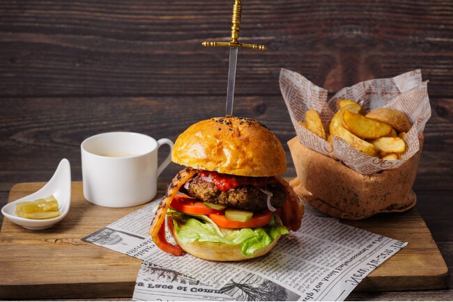 ラウンジ＆バーで期間限定ランチ・ディナー営業を決定