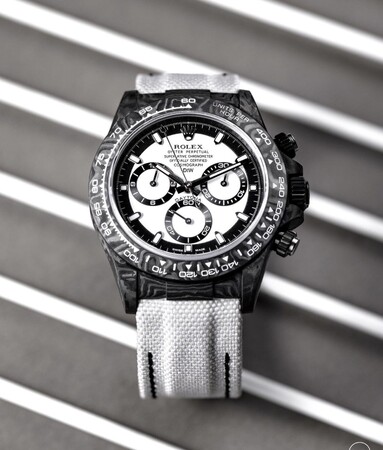 カスタム時計メーカー「DIW」が誇る人気モデルの後継モデル「CARBON ROLEX DAYTONA Cream V2」が新登場。