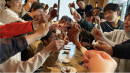 “ラムチョップ乾杯”の様子1