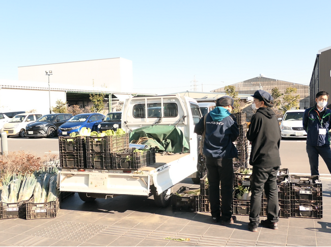 物流センター初の特別支援学校販売会　約100人が来場