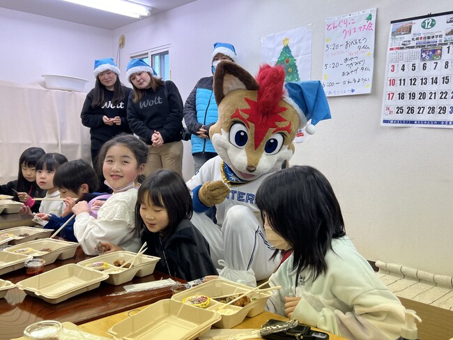 デリバリーサービス Wolt、札幌の子ども食堂へ食料品や日用品をお届け「Wolt ブルーサンタプロジェクト 2023」