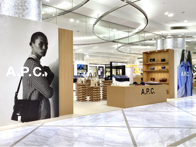 ＜A.P.C.＞ Iconic giftsをテーマに、心に残る印象的なギフトを。12/26(火) までジェイアール名古屋高島屋にてPOP UP開催中。