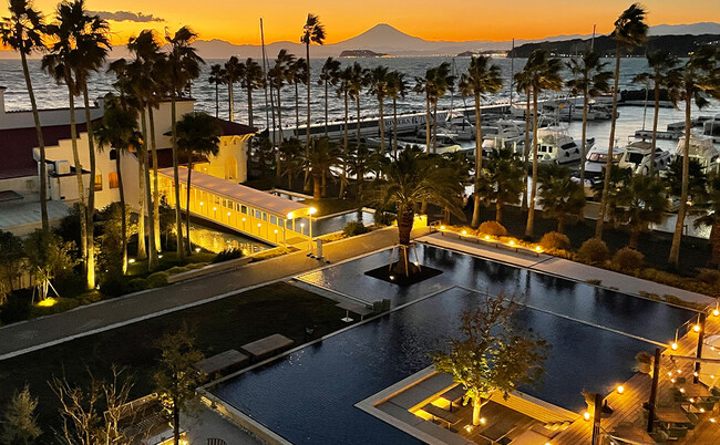 都心から約60分のリゾート【リビエラ逗子マリーナ】に12/23～24限定で、メルセデス・ベンツ初のEVラグジュアリーSUV「EQS SUV」が登場！ヤシのライトアップ実演で非常時のEV車活用を周知