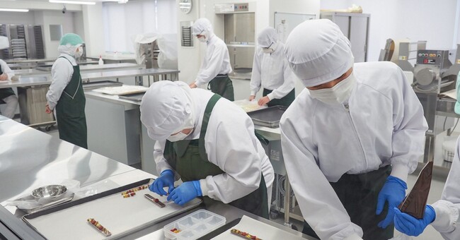 パーソルエクセルアソシエイツ、障害がある社員が手作り、フランス産の上質なチョコレートを使用した 『マンディアンチョコレートバー』を販売開始